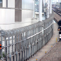 名古屋駅ホームから東京方を見る。線路に沿う黒いケーブルがLCXケーブルだと思われる