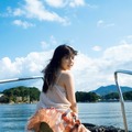 吉田莉桜2nd写真集『青とハチミツ』（発売：秋田書店、撮影：細居幸次郎）