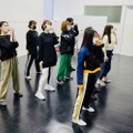 堀田真由、三吉彩花らアミューズ所属女優集結のライブ「ハンサムW LIVE」稽古風景が公開！
