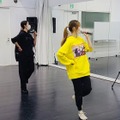 堀田真由、三吉彩花らアミューズ所属女優集結のライブ「ハンサムW LIVE」稽古風景が公開！