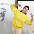 「SCORPIONNA DRIVE 2022」にゲストとして登場した女優の高橋ひとみさん。“サソリピース”のリクエストにも笑顔で応えてくれた