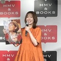 お気に入りカットを紹介する中村里帆【撮影：渡邉】