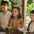 左から、良子（土屋希乃）、暢子（稲垣来泉）、歌子（布施愛織）