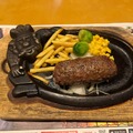 塩で食べる俵型「炭焼き黒毛和牛ハンバーグ」が絶品…ブロンコビリー