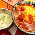 とろ～り濃厚チーズが激うま！丸亀製麺「トマたまカレーうどん」の新作を一足先に試食！