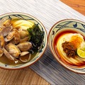 【実食】本日発売！丼から溢れんばかりのあさりが魅力「あさり冷やかけうどん」！後を引く美味しさ「青唐おろしぶっかけうどん」