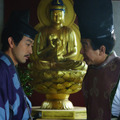 鎌倉御所・御堂にて。源頼朝（大泉洋）に「鎌倉殿の座を狙った」と疑われるのではないかと不安になる源範頼（迫田孝也）と三善康信（小林隆）（C）NHK