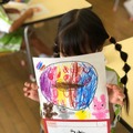 一生懸命に描く子どもたち