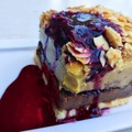 濃厚ピスタチオ&ほろ苦コーヒーのWバタークリームサンド 特性赤ワインベリーソース