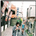 (c) 川島小鳥 松本穂香×ジャルジャル写真集『アイ アンド ランド』より