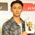 與真司郎【写真：竹内みちまろ】