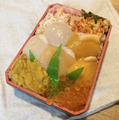 食堂 海のや「紅白ほたてと花咲蟹 うにいくら弁当」（撮影：渡邉）