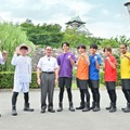 大阪城の前で集合写真（左から）有野晋哉、濱口優、宮本裕次（大阪城天守閣館長）、小島健、福本大晴、正門良規、末澤誠也、草間リチャード敬太、佐野晶哉