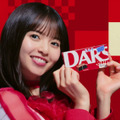 乃木坂46、キュートな投げキッスダンス披露！森永製菓「ダース」新CM