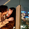 「夜景キス」場面写真（伊藤あさひ×窪田彩乃）　（c）エイベックス通信放送/とろける夜製作委員会