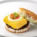 博多の老舗“稚加榮”の明太だし巻きOCOMEバーガー（590円）