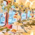日本初、アフタヌーンティーバスツアーが運行！クリスマス感たっぷりの特別仕様