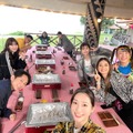 左手前から）有吉弘行、小嶋陽菜、ビビる大木、中岡創一、吉村崇／右手前から）足立梨花、みちょぱ、フワちゃん、生見愛瑠（C）フジテレビ
