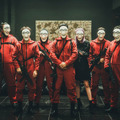 強盗メンバーのユニフォームは、真っ赤な作業服はスペイン版と同じだが、画家サルバドール・ダリの仮面ではなく、韓国の伝統的な河回仮面を用いている。／Netflixシリーズ『ペーパー・ハウス・コリア: 統一通貨を奪え』独占配信中