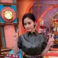 安斉星来、サンジャポ出演！スリット深めのスカートで美脚ちらり