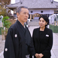 左から）榎木孝明、片平なぎさ（C）フジテレビ