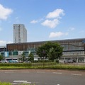 福井駅は「葉加瀬太郎氏が一乗谷朝倉氏遺跡を訪れた際に感じた、明媚な景色と時間、山の手触りや谷を吹く風の香り」を表現した発車メロディに。