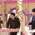 左から）嶋佐和也、屋敷裕政、川島明（c）フジテレビ