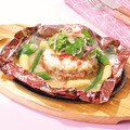 梅みぞれあんかけの包み焼きハンバーグ～シャキシャキ生野菜を添えて～