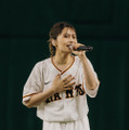 足立佳奈、読売ジャイアンツのイベントで圧巻の歌声を披露！