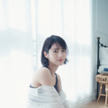 若月佑美、初フォトエッセイからアザーカット公開！ベッドでの脚線美＆天使の笑顔
