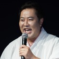 とにかく明るい安村【写真：竹内みちまろ】