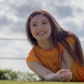 安斉かれん、8月発売の1st写真集から笑顔で芝生に寝そべるオフショット公開！