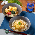 「梅と青海苔の鶏天ぶっかけうどん」と「海老かき揚げのガーリックうどん」