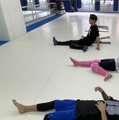 息子たちとストレッチする渡辺美奈代（インスタグラムから＝事務所に掲載許可いただいています）