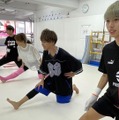 息子たちとストレッチする多渡辺美奈代（インスタグラムから＝事務所に掲載許可いただいています）