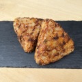 つけにく麹屋「カリカリベビースター＆チェダーチーズの焦がし醤油焼きおにぎり」260円（1個）