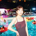 『CanCam』読者モデルの斉藤里奈がナイトプールに興奮「すごくわくわくしました」