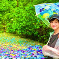 小松彩夏、紫陽花が浮かぶ美しい池での笑顔ショットを公開