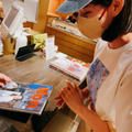 のん、自身のアートブック『Non』の写真展を訪問！展示作品との“3ショット”も