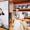 のん、自身のアートブック『Non』の写真展を訪問！展示作品との“3ショット”も