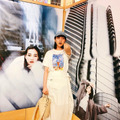 のん、自身のアートブック『Non』の写真展を訪問！展示作品との“3ショット”も