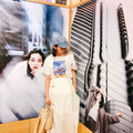 のん、自身のアートブック『Non』の写真展を訪問！展示作品との“3ショット”も