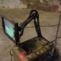 PCから伸びたアームに、ディスプレイがとりつけられている、ロボットのようなキューブPC