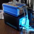 Thermaltakeの水冷キット「Aquarius III」を上に載せたPC