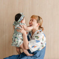 丸山桂里奈、愛娘を満面笑みであやすハーフバースデー記念の家族写真公開