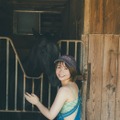 人気グラビアアイドル・真奈の最新写真集が発売決定！青がテーマの爽やかな1冊