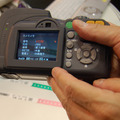 レーザーバーコードリーダーSE-4でバーコードを読み取るとモニタに患者の情報が表示され、その後撮影した写真データに情報が付加される
