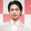 綱啓永【写真：竹内みちまろ】