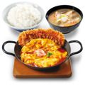 天津飯チキンカツ定食　790円(税込869円)