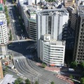 霞が関ビルから見た虎ノ門交差点。休日のため道路はすいている